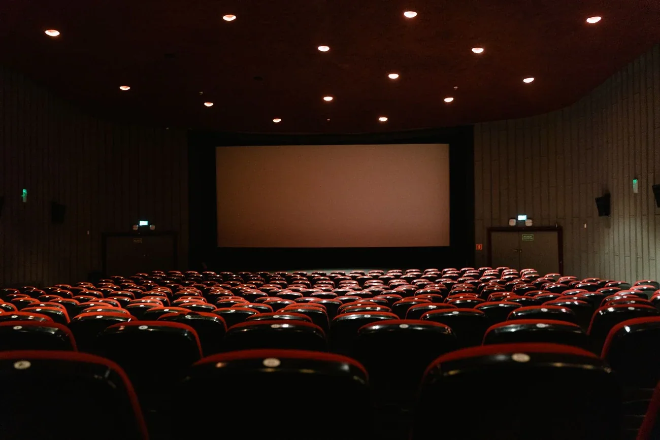 Sala de cine con butacas rojas y pantalla