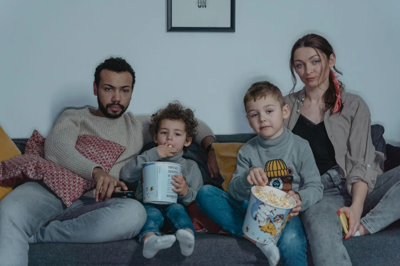 Una familia disfrutando de una noche de televisión
