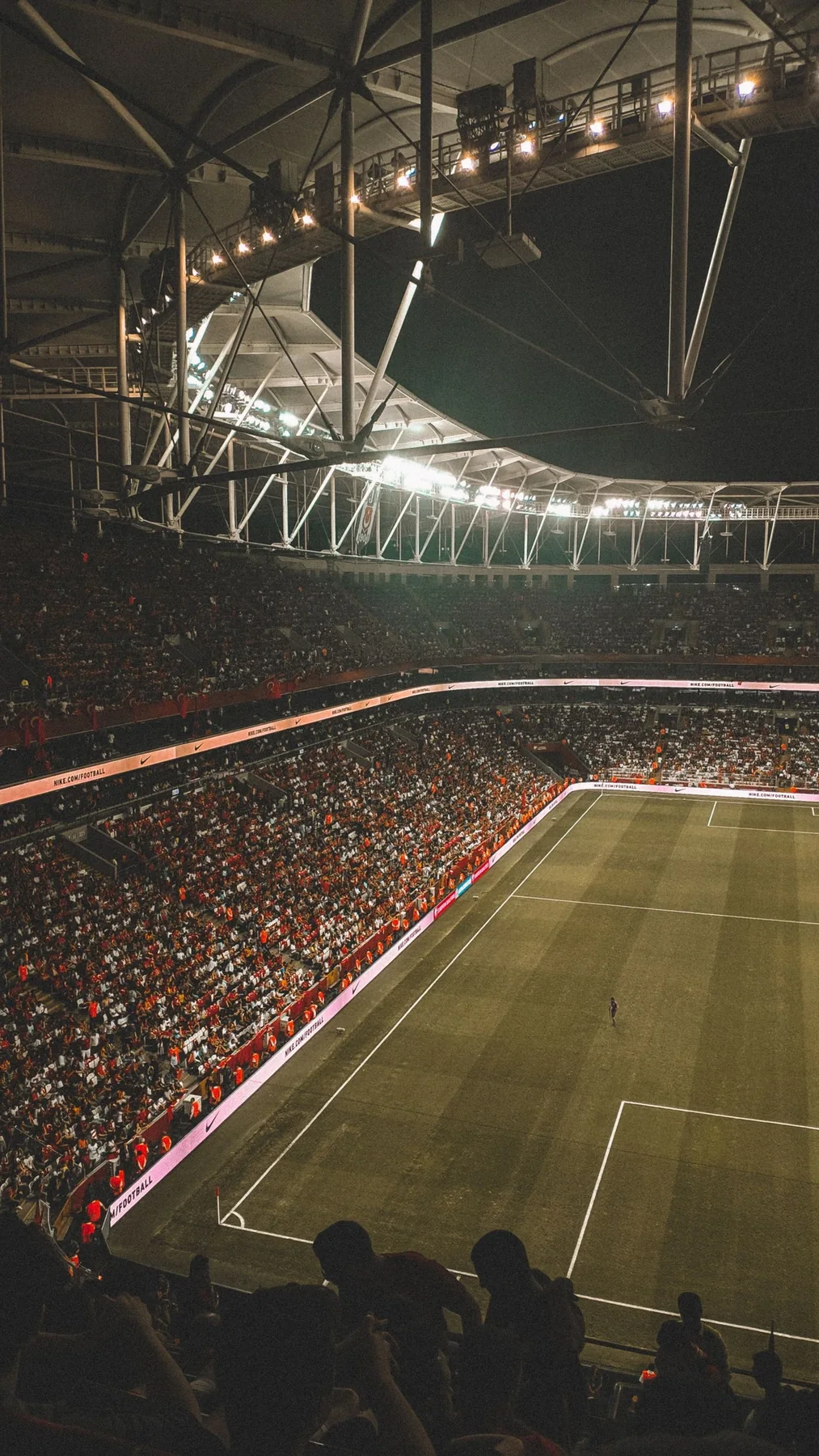 Estadio de fútbol durante un partido nocturno